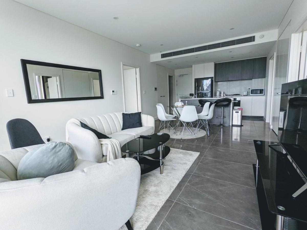 Luxury 3-bed 2-bath, Balcony, With Pool Included, No Parties! Apartment